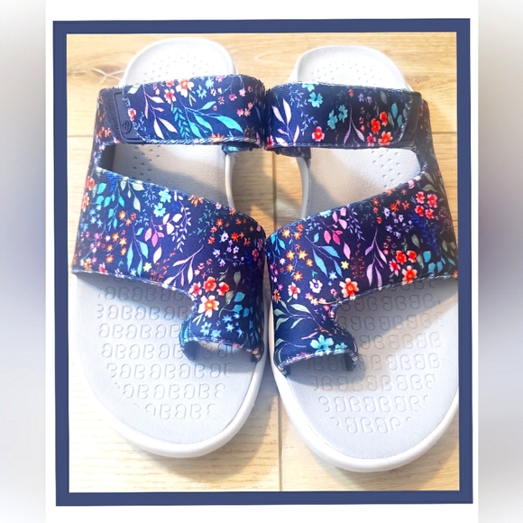 Bzees Shoes - NWOT BZEES SANDALS